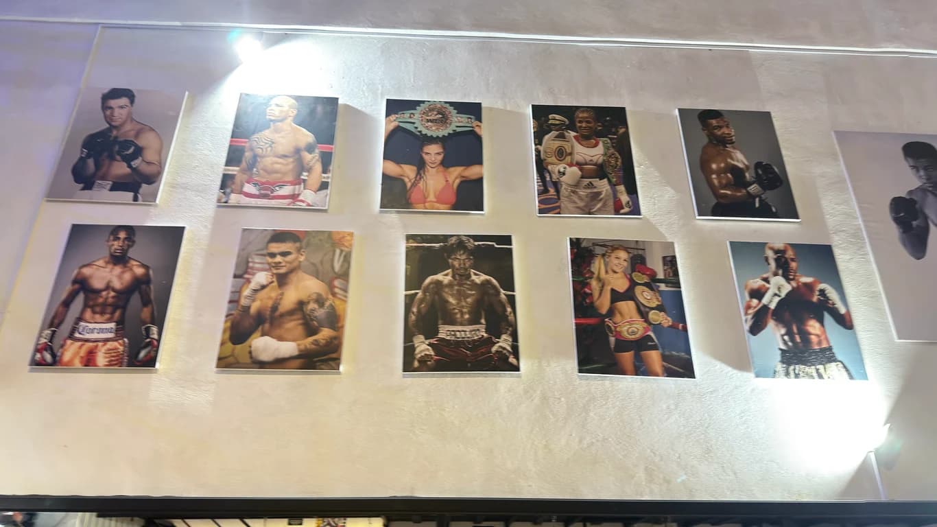 Boxing photographs displayed inside Academia & Club de Boxeo 15 Rounds